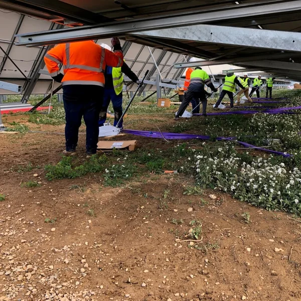 Levage synchronisé de panneaux photovoltaïques